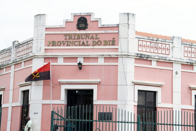 Bié: Tribunal condena três militantes por agredir polícias durante marcha da UNITA