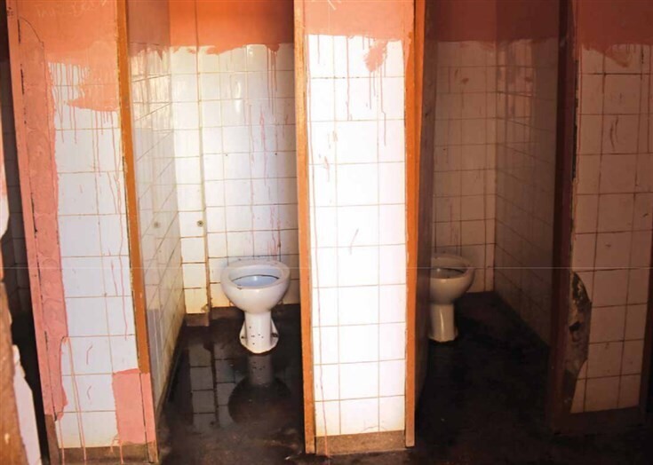 Alunos da Escola Primária n.º 4.036 convivem com condições precárias e obras abandonadas, em Cacuaco, Luanda.