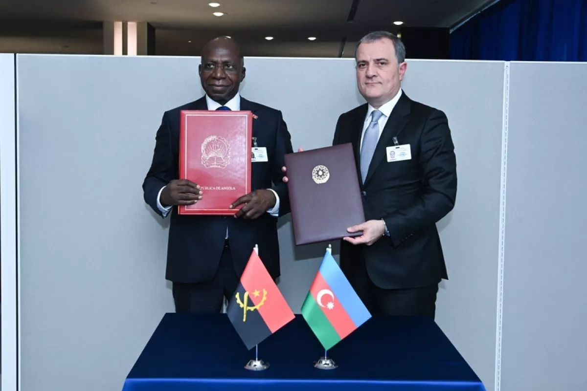 Ministros dos Negócios Estrangeiros do Azerbaijão, Jeyhun Bayramov, e de Angola, Tete António, durante reunião à margem da UNGA80, em Nova Iorque.