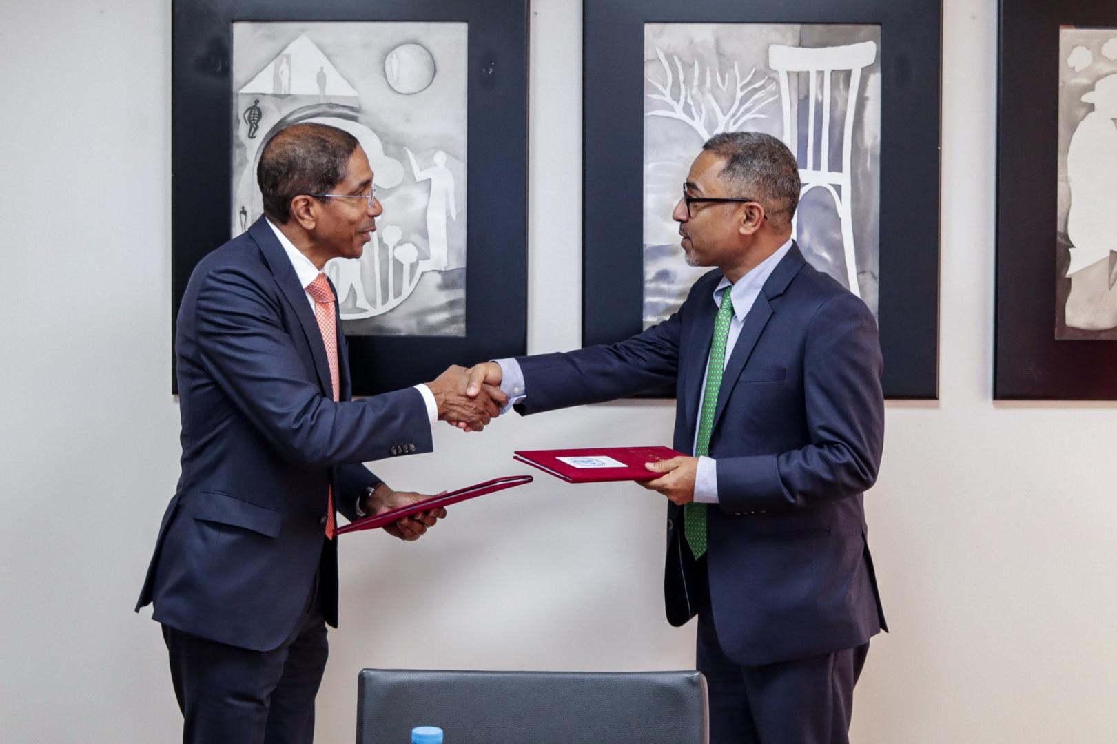 Assinatura do acordo de parceria entre o Banco de Fomento Angola e a OMS, em Luanda, para reforçar a resposta ao surto de cólera.