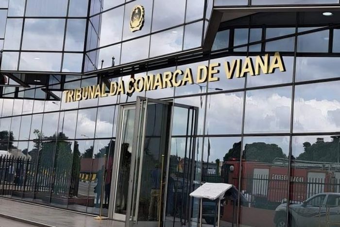 Advogados apontam falta de condições no Tribunal de Viana durante instrução contraditória do “Caso AGT”.