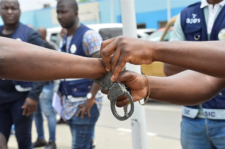 Enfermeiro de 44 anos é detido em Cabinda por se fazer passar por médico e tentar assediar sexualmente jovem de 23 anos.