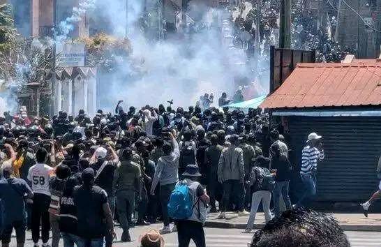 Manifestantes em Antananarivo exigem a demissão de Rajoelina após 22 mortos nos protestos.