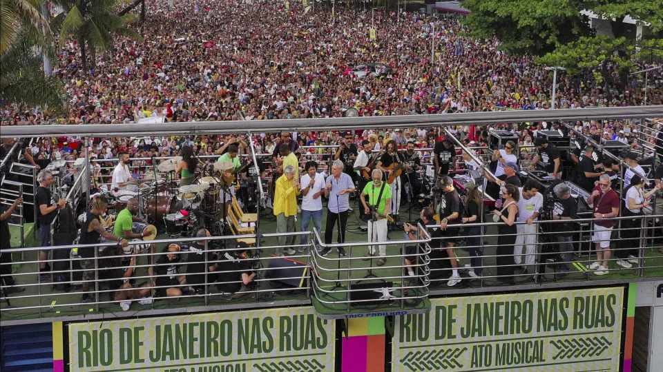 Manifestantes protestam em Brasília contra o projecto de lei que aumenta a imunidade parlamentar e prevê amnistia a golpistas.