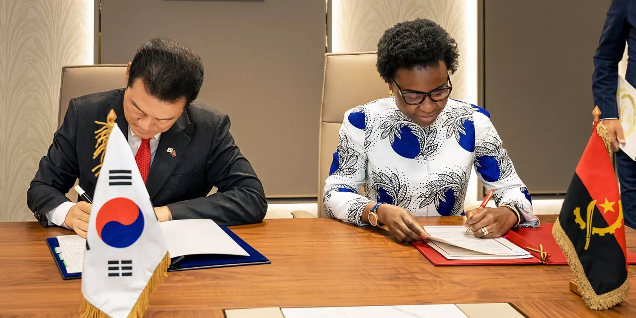 Ministra das Finanças, Vera Daves de Sousa, e o embaixador da Coreia do Sul em Angola, Kwang Jin Choi, rubricaram instrumentos de cooperação que ultrapassam mil milhões de dólares.