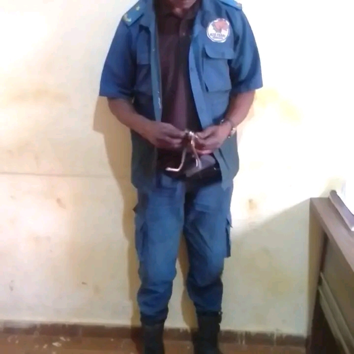 Agente do SIC no Uíge deteve cidadão que se fazia passar por subinspector da Polícia Nacional para extorquir valores monetários.