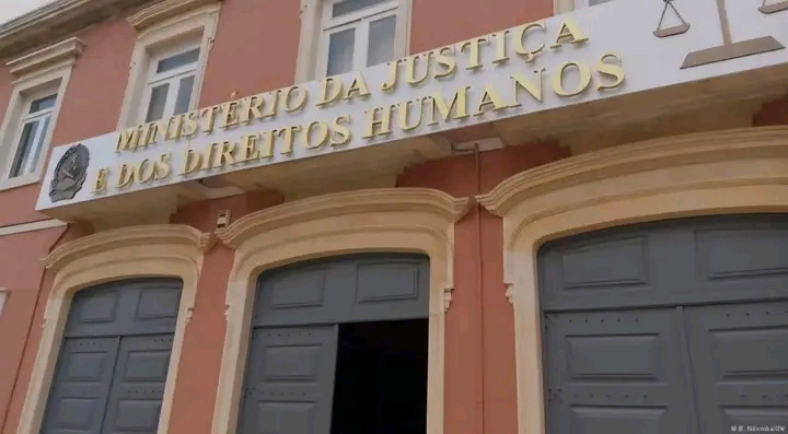 Oficiais de Justiça manifestam-se em frente ao Tribunal Provincial de Luanda, reivindicando melhores condições laborais e o cumprimento das promessas feitas pelo Ministério da Justiça.