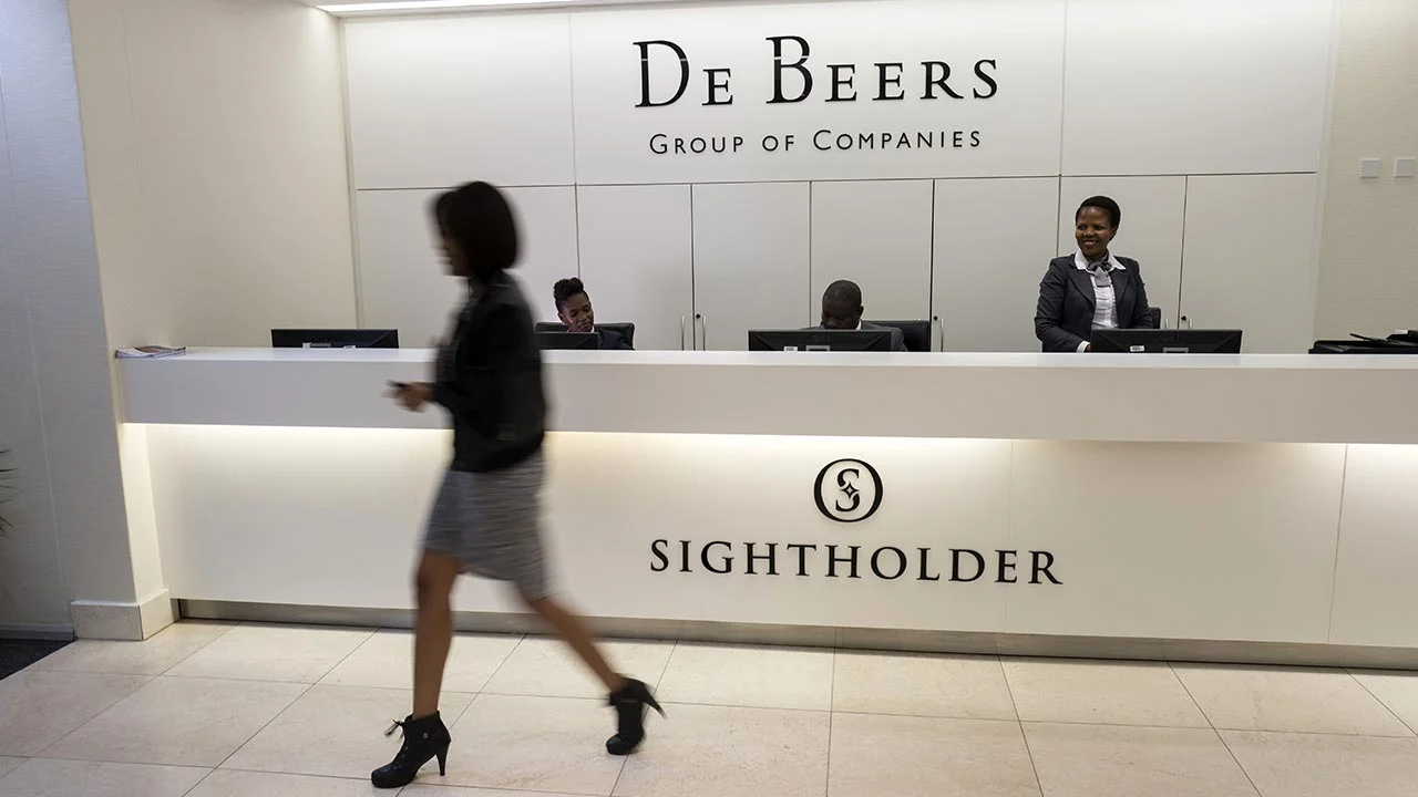 O ministro Diamantino Azevedo durante uma conferência em Luanda. Angola quer assumir o controlo da De Beers, o maior grupo mundial de diamantes.