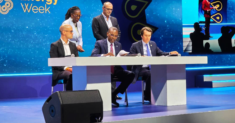 Executivos da Etu Energias durante a assinatura do acordo de financiamento estruturado para a participação no Projecto Begónia, à margem da Africa Energy Week 2025, na Cidade do Cabo.