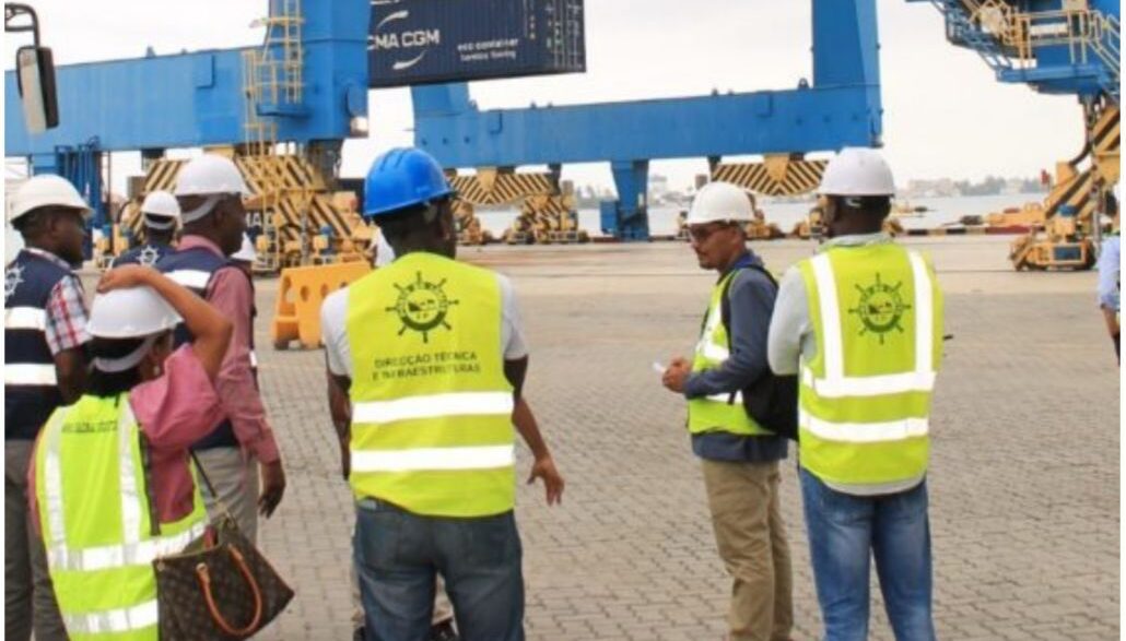 Trabalhadores do Terminal Polivalente do Porto do Lobito preparam-se para iniciar greve em protesto contra incumprimentos contratuais.