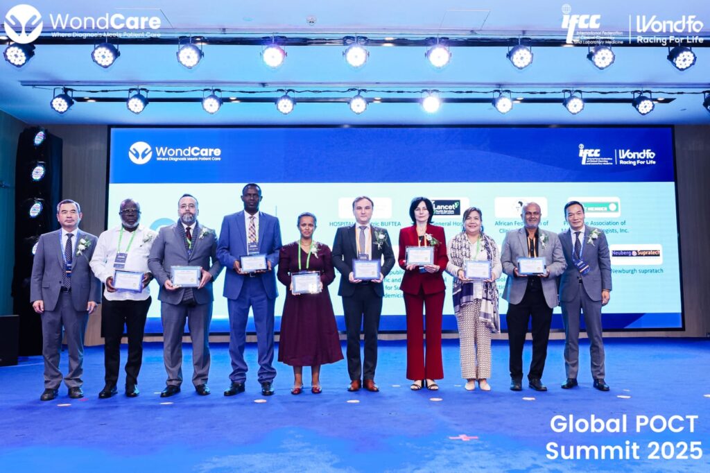 Lourenço Quixari recebe em Guangzhou a certificação internacional que coloca a Mediag entre os oito melhores laboratórios do mundo.
