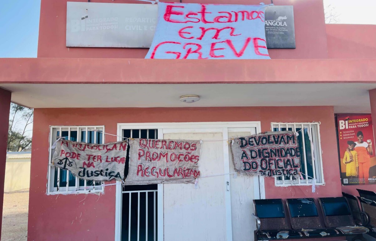 Ministério da Justiça considera ilegal a greve dos oficiais de justiça e ameaça cortar salários aos participantes.