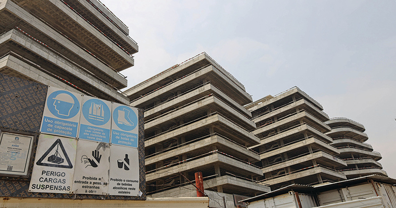 Obras habitacionais paralisadas em Benguela, reflexo da crise no sector da construção.