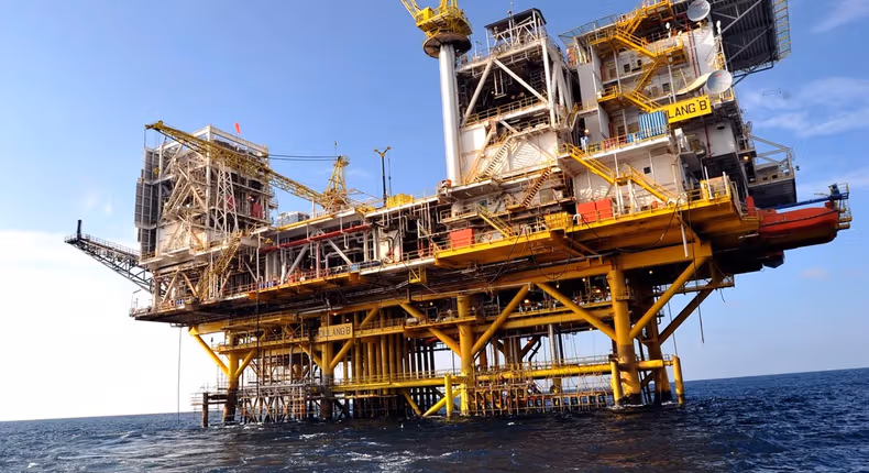 Acordo entre a ANPG e a Shell marca o regresso da petrolífera britânica a Angola, reforçando a aposta do país na exploração em águas ultraprofundas e na diversificação energética.