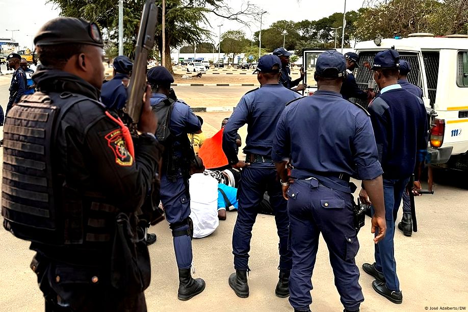 Representantes da Sociedade Civil Contestatária durante a conferência de imprensa em Luanda, onde denunciaram alegadas violações dos direitos humanos.
