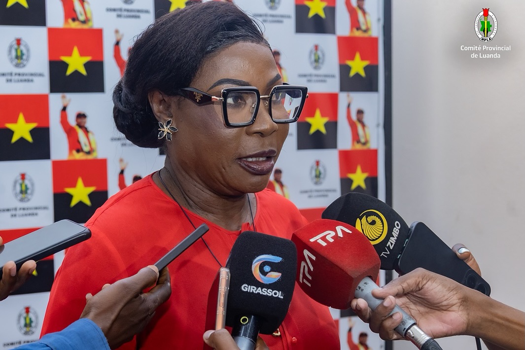 OMA felicita a camarada Teresa Gama pela reeleição ao cargo de Primeira-Secretária do Comité de Especialidade dos Bancários do MPLA
