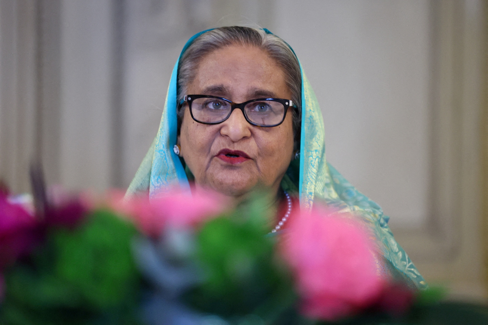 Sheikh Hasina, ex-primeira-ministra do Bangladesh, condenada à morte pela repressão contra estudantes.