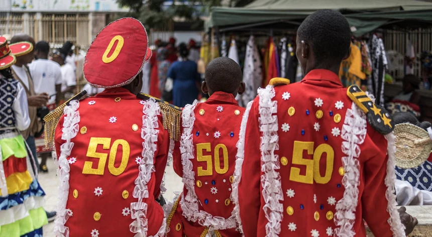 Praça Central de Luanda acolhe o desfile civil e militar nas comemorações dos 50 anos da independência de Angola.