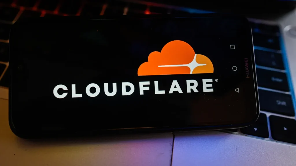 Painel digital exibindo operações da Cloudflare, cuja falha provocou instabilidade global na internet nesta terça-feira.