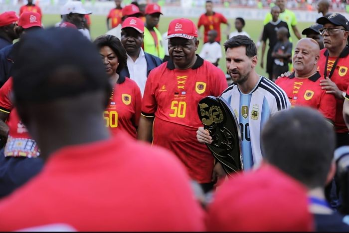 Presidente João Lourenço saúda as equipas no Estádio 11 de Novembro antes do início do jogo entre Angola e Argentina.