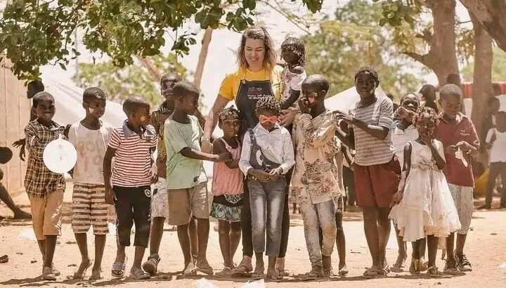 Mari Menezes durante a entrega da casa e dos celulares à família de Samuel, em Bengo, Angola, como parte do projeto humanitário da ONG Zuzu for Africa.