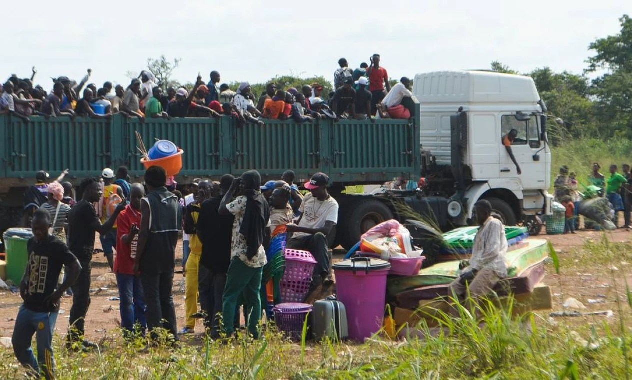 Autoridades angolanas realizam a “Operação Conexão” para expulsar imigrantes ilegais nas fronteiras.