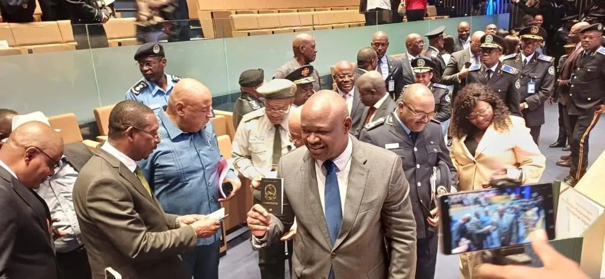 Angola inicia emissão do passaporte electrónico com capacidade de 60 documentos por hora