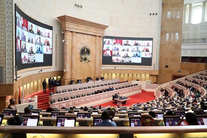 Deputados contestam cortes de regalias e querem ser excluídos das suspensões previstas no OGE 2026.