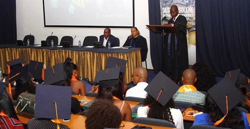 Estudante apresentando trabalho de fim de curso em Angola