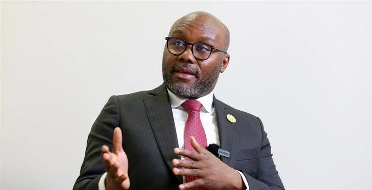 Esteves Hilário, porta-voz do MPLA, nega ter recebido viatura de Higino Carneiro; usa apenas carrinha institucional do partido.