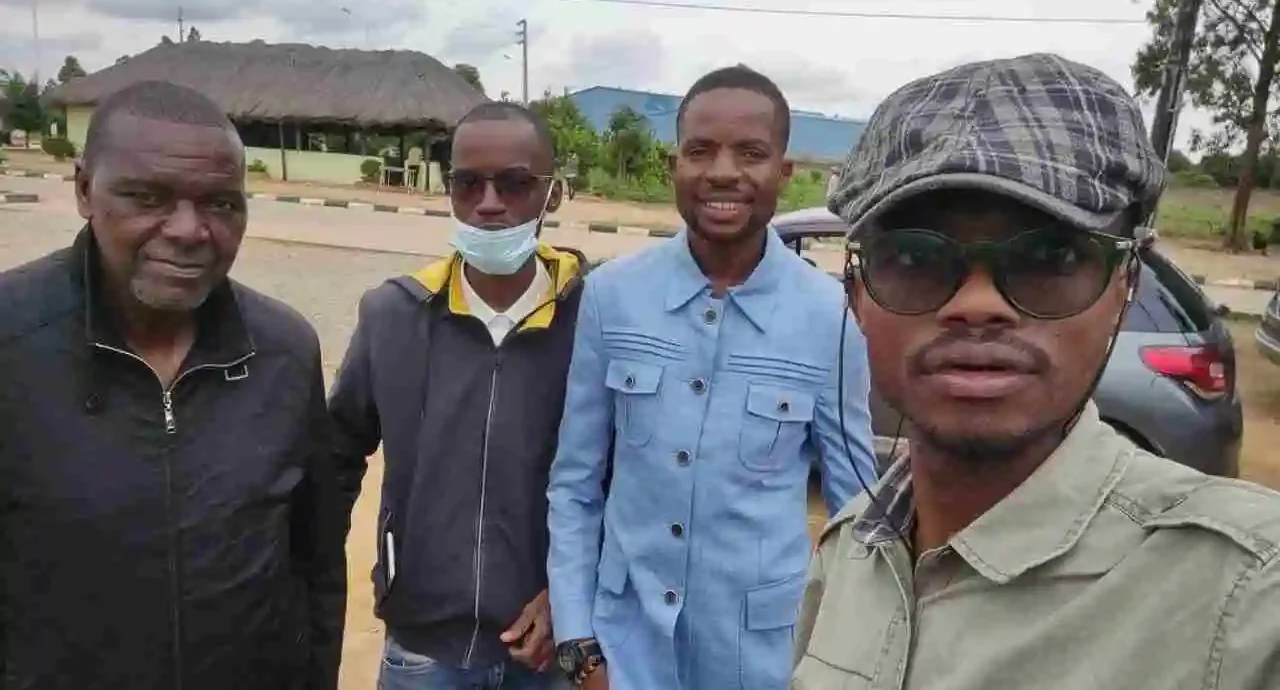 Activista António Tomás à saída do estabelecimento prisional após ser libertado no Huambo.