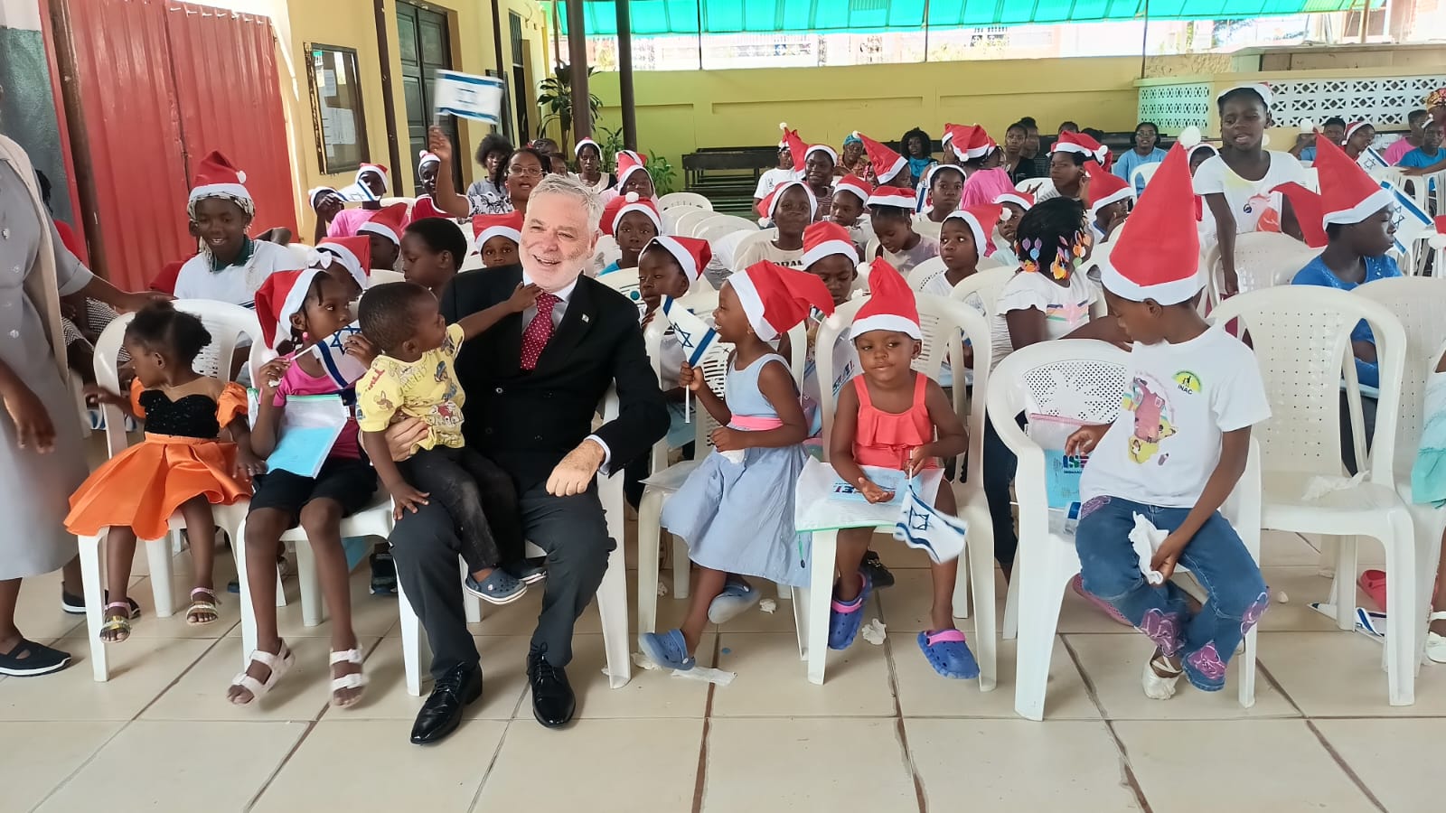 Embaixada de Israel promove acção solidária com crianças do Centro Mama Muxima, em Luanda