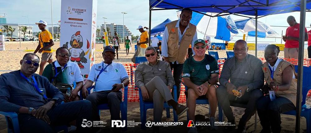 Ministro da Juventude e Desportos e representantes do IOC observam provas dos Jogos Africanos da Juventude.