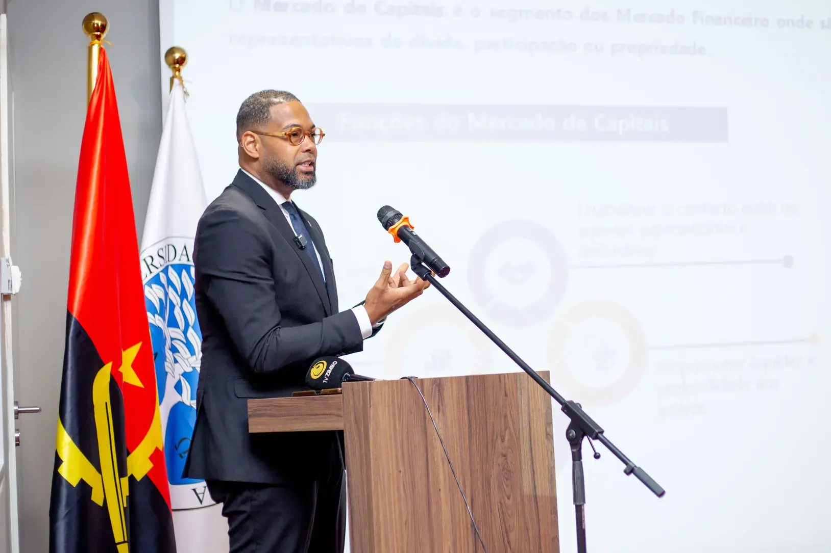 Dr. Elmer Serrão, PCA da CMC, durante conferência sobre Fundos de Capital de Risco na UCAN.