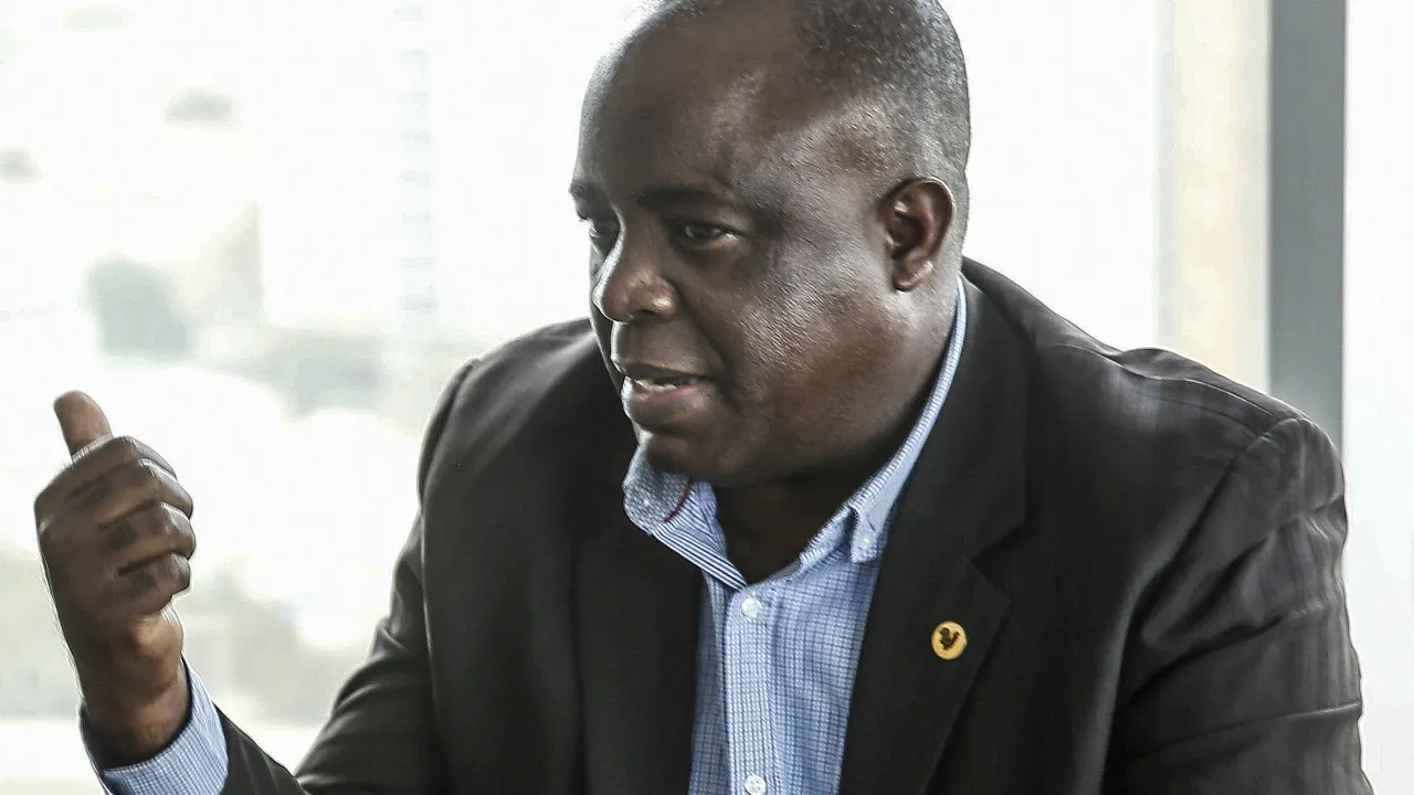 O que é o Governo Sombra? - Álvaro Chikuamanga 