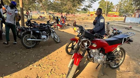 Motorizadas tornam-se “salva-vidas” no bairro Caboxa devido à falta de transportes