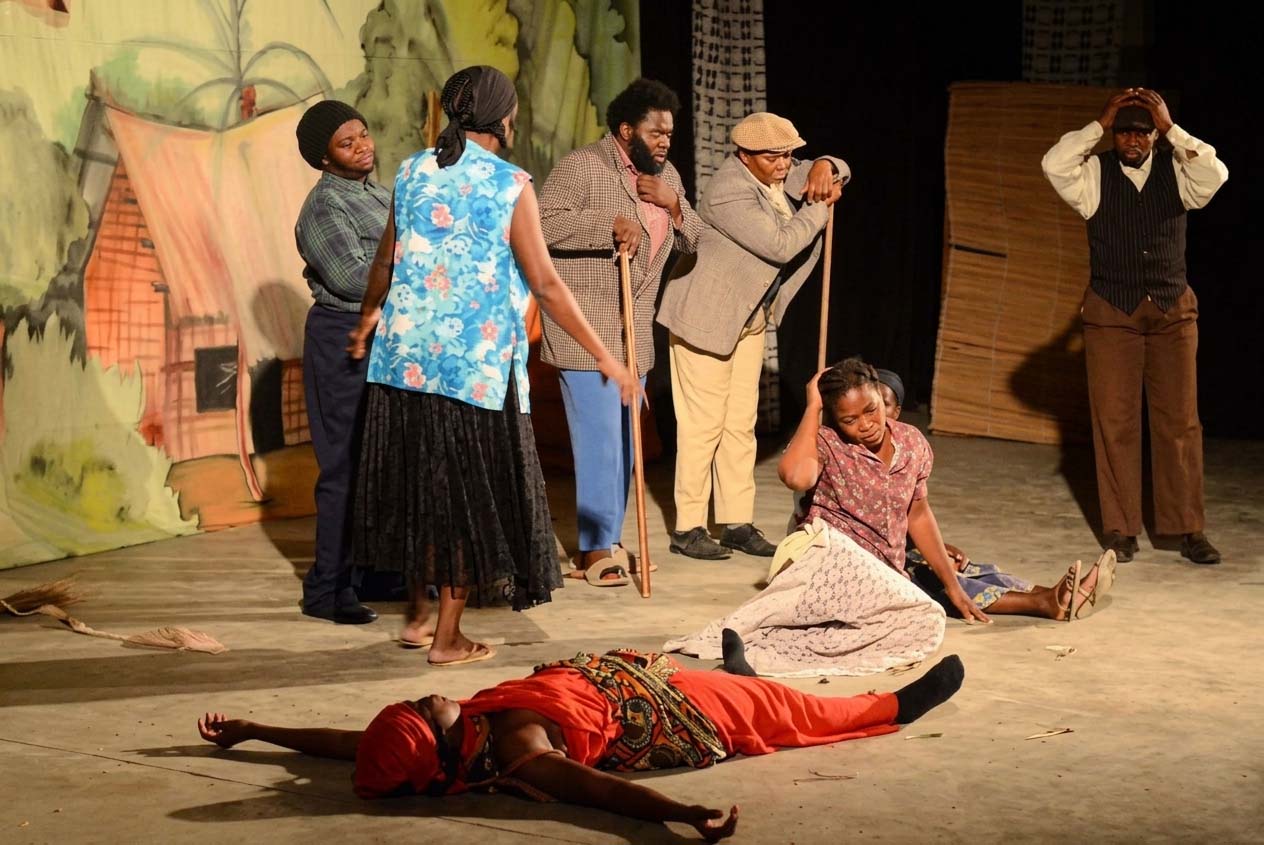 Bengo mantém vivo o teatro com quintais que se transformam em palcos