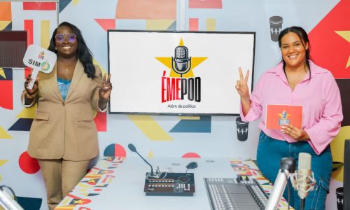 Administradora Municipal da Ingombota, Milca Caquesse, durante a gravação do ÉMEPOD, novo podcast do MPLA.